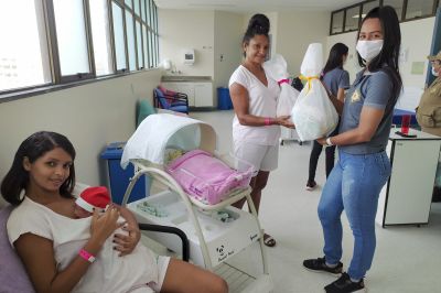 notícia: Santa Casa e projeto 'Bombeiros da Vida' fazem entrega de roupas e fraldas para bebês