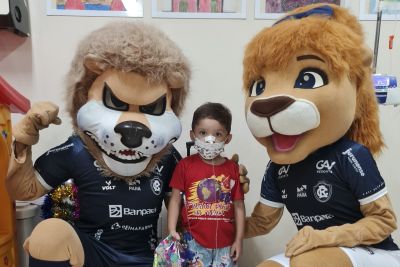 notícia: Mascotes de clube de futebol divertem pacientes no Hospital Oncológico Infantil