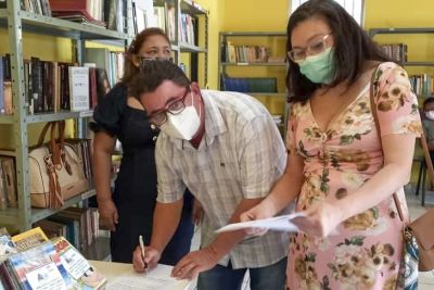 notícia: Ioepa doa livros a comunidades em Santa Bárbara e Benevides