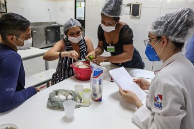 notícia: Com mães e bebês, oficinas lúdicas marcam a passagem de Natal na Maternidade de Barcarena