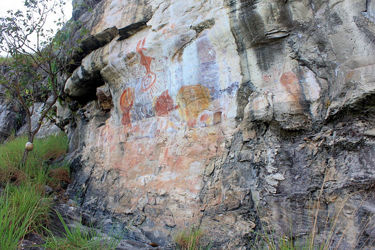 A Serra da Lua é o sítio mais conhecido, com suas pinturas que se estendem por mais de 200 metros em um paredão de pedra na Serra do Ererê. Foto: Ideflor-bio