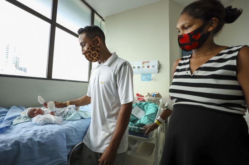 Angélica Maia Filho (mãe) e Fabrício Mendonça Batista (pai) <div class='credito_fotos'>Foto: Rodrigo Pinheiro / Ag.Pará   |   <a href='/midias/2022/originais/11516_53b6c0d6-2d8c-4929-072e-2afbfb68791b.jpg' download><i class='fa-solid fa-download'></i> Download</a></div>