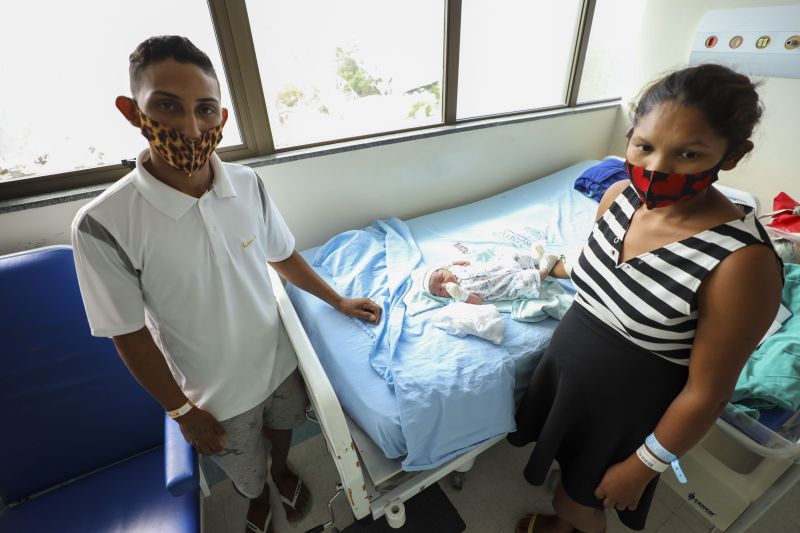 Angélica Maia Filho (mãe) e Fabrício Mendonça Batista (pai) <div class='credito_fotos'>Foto: Rodrigo Pinheiro / Ag.Pará   |   <a href='/midias/2022/originais/11516_bc4d8985-6439-5970-11f5-65e67d4fdc7b.jpg' download><i class='fa-solid fa-download'></i> Download</a></div>