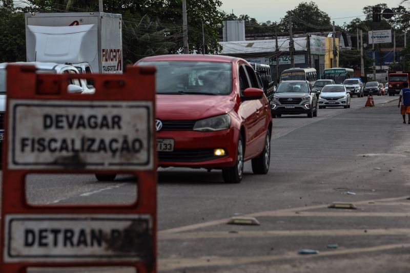 Barreira do Detran em Ananindeua Fotos Marco Santos_ Ag Pará

 <div class='credito_fotos'>Foto: Marco Santos / Ag. Pará   |   <a href='/midias/2022/originais/11518_d8aef198-74e9-5eea-d981-65f3b2003722.jpg' download><i class='fa-solid fa-download'></i> Download</a></div>