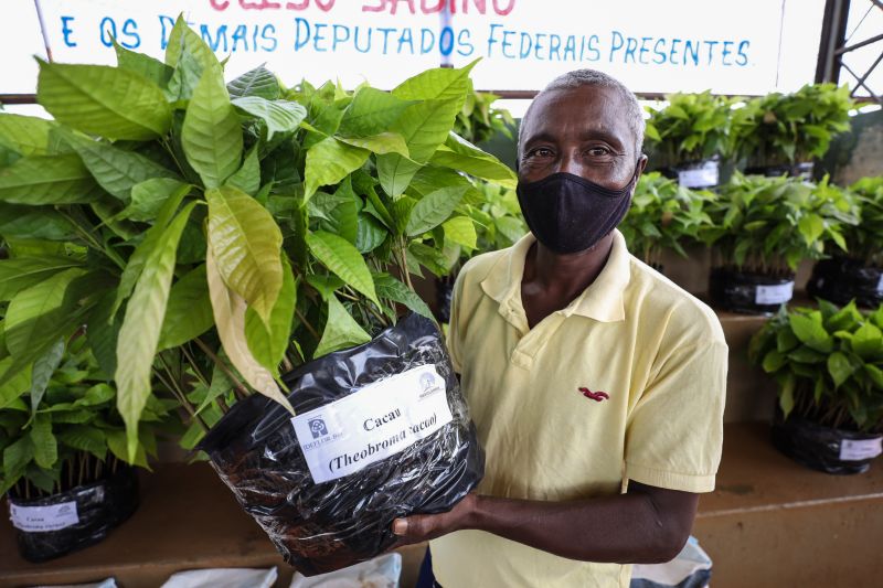 Givanildo Ferreira - agricultor <div class='credito_fotos'>Foto: Rodrigo Pinheiro / Ag.Pará   |   <a href='/midias/2022/originais/12813_e3713782-9bf4-2fa2-4173-b86d92f71e32.jpg' download><i class='fa-solid fa-download'></i> Download</a></div>