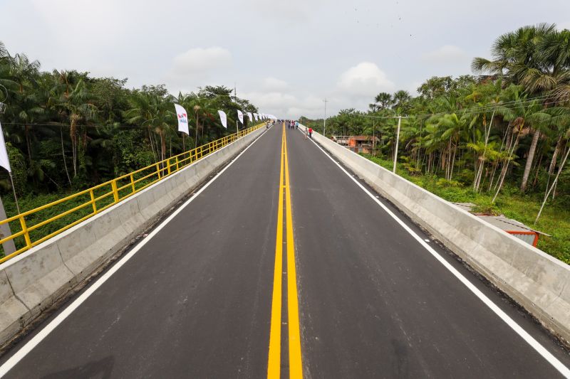 Goververnador Entrega da Ponte Geson Peres em Igarapé-Miri_ Fotos Marco Santos- Ag Pará-4 <div class='credito_fotos'>Foto: Marco Santos / Ag. Pará   |   <a href='/midias/2022/originais/12883_95283b22-7456-bab8-5071-482219a83ef1.jpg' download><i class='fa-solid fa-download'></i> Download</a></div>