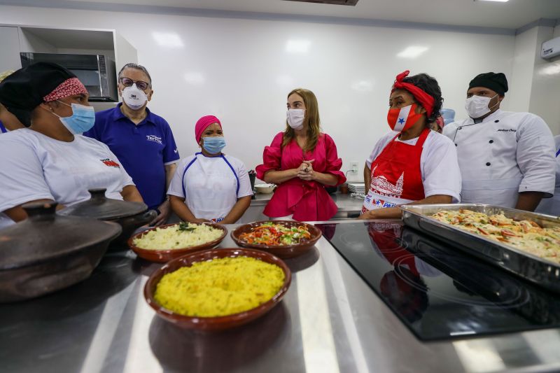 Governo promove ação de cidadania para trabalhadoras e frequentadoras do Ver-o-Peso <div class='credito_fotos'>Foto: Marcelo Seabra / Ag. Pará   |   <a href='/midias/2022/originais/12910_153e4ad8-fd01-f716-6d36-84710072370f.jpg' download><i class='fa-solid fa-download'></i> Download</a></div>