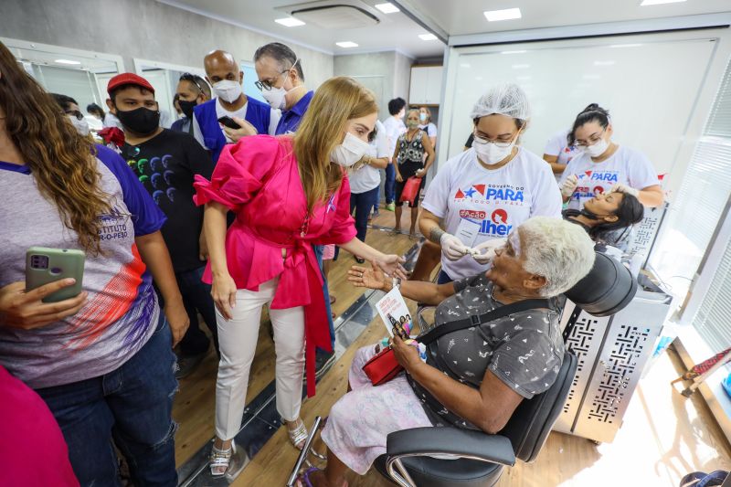 Governo promove ação de cidadania para trabalhadoras e frequentadoras do Ver-o-Peso <div class='credito_fotos'>Foto: Marcelo Seabra / Ag. Pará   |   <a href='/midias/2022/originais/12910_6378fb67-da5e-c527-6e96-7413702bb4d4.jpg' download><i class='fa-solid fa-download'></i> Download</a></div>