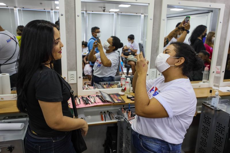 Governo promove ação de cidadania para trabalhadoras e frequentadoras do Ver-o-Peso <div class='credito_fotos'>Foto: Marcelo Seabra / Ag. Pará   |   <a href='/midias/2022/originais/12910_7d800558-1e26-9560-72f0-2e3f049ab6fe.jpg' download><i class='fa-solid fa-download'></i> Download</a></div>