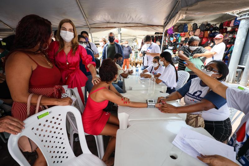 Governo promove ação de cidadania para trabalhadoras e frequentadoras do Ver-o-Peso <div class='credito_fotos'>Foto: Marcelo Seabra / Ag. Pará   |   <a href='/midias/2022/originais/12910_858480e6-d82d-e90d-2200-f16100c87ae5.jpg' download><i class='fa-solid fa-download'></i> Download</a></div>