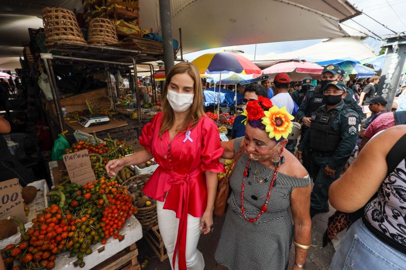 Governo promove ação de cidadania para trabalhadoras e frequentadoras do Ver-o-Peso <div class='credito_fotos'>Foto: Marcelo Seabra / Ag. Pará   |   <a href='/midias/2022/originais/12910_9d74ee08-867b-18ec-833f-312e1ec0163f.jpg' download><i class='fa-solid fa-download'></i> Download</a></div>