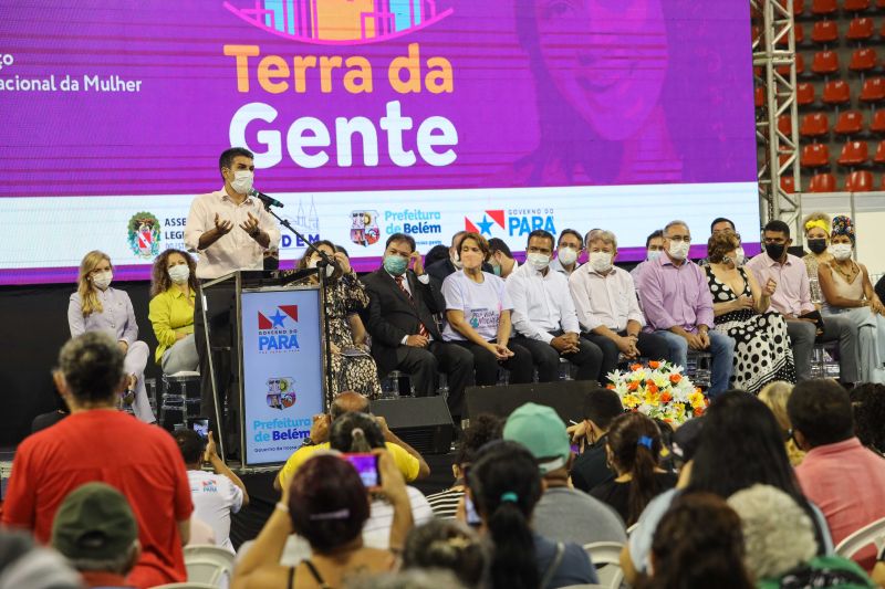 Cooperação entre Estado e Prefeitura de Belém permite entrega de títulos de propriedade <div class='credito_fotos'>Foto: Marco Santos / Ag. Pará   |   <a href='/midias/2022/originais/12913_88499c87-b584-85c6-5aee-518156255563.jpg' download><i class='fa-solid fa-download'></i> Download</a></div>