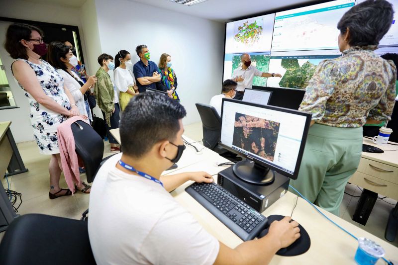  Semas - Comitiva do Reino Unido faz visita ao Centro Integrado de Monitoramento (CIMAM).  Fotos Bruno Cecim  <div class='credito_fotos'>Foto: Bruno Cecim / Ag.Pará   |   <a href='/midias/2022/originais/12930_14540825-441a-3e7e-d112-a980bd473fbc.jpg' download><i class='fa-solid fa-download'></i> Download</a></div>