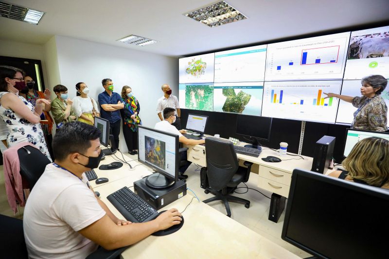  Semas - Comitiva do Reino Unido faz visita ao Centro Integrado de Monitoramento (CIMAM).  Fotos Bruno Cecim  <div class='credito_fotos'>Foto: Bruno Cecim / Ag.Pará   |   <a href='/midias/2022/originais/12930_577d37e7-2318-0326-9bee-f8853dcf2532.jpg' download><i class='fa-solid fa-download'></i> Download</a></div>