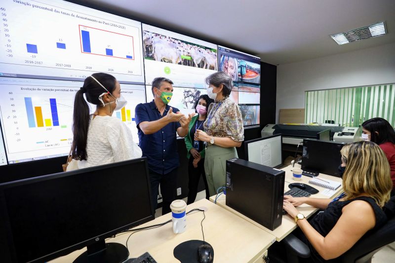  Semas - Comitiva do Reino Unido faz visita ao Centro Integrado de Monitoramento (CIMAM).  Fotos Bruno Cecim  <div class='credito_fotos'>Foto: Bruno Cecim / Ag.Pará   |   <a href='/midias/2022/originais/12930_5a7a64c7-bd01-5cad-60cf-1d016cd06559.jpg' download><i class='fa-solid fa-download'></i> Download</a></div>