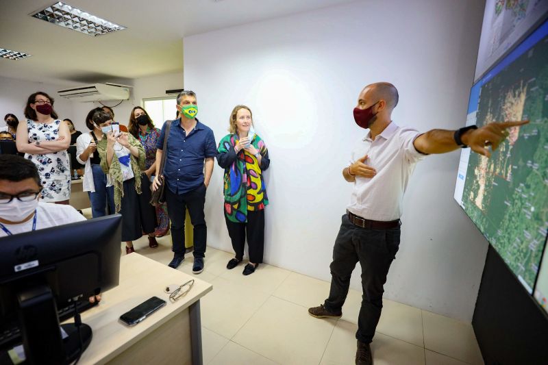  Semas - Comitiva do Reino Unido faz visita ao Centro Integrado de Monitoramento (CIMAM).  Fotos Bruno Cecim  <div class='credito_fotos'>Foto: Bruno Cecim / Ag.Pará   |   <a href='/midias/2022/originais/12930_a9d3ead3-f337-68d3-ed26-6d56a73f70c5.jpg' download><i class='fa-solid fa-download'></i> Download</a></div>