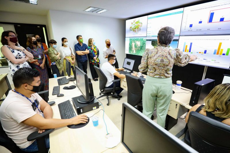  Semas - Comitiva do Reino Unido faz visita ao Centro Integrado de Monitoramento (CIMAM).  Fotos Bruno Cecim  <div class='credito_fotos'>Foto: Bruno Cecim / Ag.Pará   |   <a href='/midias/2022/originais/12930_cc241fee-c75e-0a80-9be5-349fcb2ad685.jpg' download><i class='fa-solid fa-download'></i> Download</a></div>