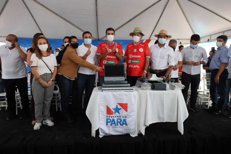 GOVERNADOR ENTREGA APARELHO DE ULTRA-SOM E AMBULÂNCIA em itupiranga <div class='credito_fotos'>Foto: Marcelo Seabra / Ag. Pará   |   <a href='/midias/2022/originais/12949_19b8c311-6f38-a473-c4e7-0d9ff0793742.jpg' download><i class='fa-solid fa-download'></i> Download</a></div>