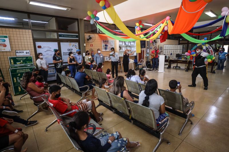 Voluntários divertem crianças, acompanhadas de familiares, no hall do Hospital Metroplitano (imagem de arquivo)