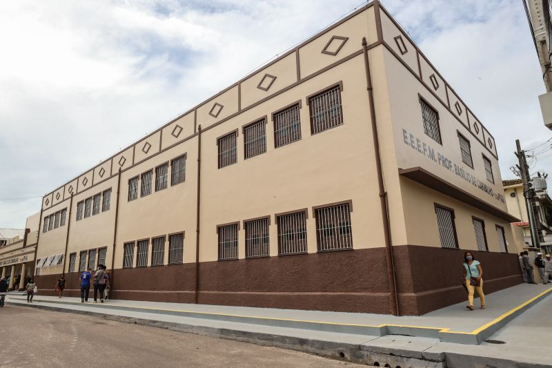 ESCOLA ESTADUAL DE ENSINO FUNDAMENTAL E MÉDIO BASÍLIO DE CARVALHO em Abaetetuba Fotos Marco Santos <div class='credito_fotos'>Foto: Marco Santos / Ag. Pará   |   <a href='/midias/2022/originais/13062_f004da14-202f-fcb6-d71d-f14283bb988f.jpg' download><i class='fa-solid fa-download'></i> Download</a></div>