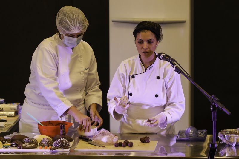 AULA SHOW /OVOS DE PÁSCOA/USIPAZ
Usipaz Cabanagem
profa. Luciana Ferreira (chef convidada); participantes da aula show <div class='credito_fotos'>Foto: David Alves / Ag.Pará   |   <a href='/midias/2022/originais/13074_35d73118-67f7-1a9a-e388-fe2567250c54.jpg' download><i class='fa-solid fa-download'></i> Download</a></div>