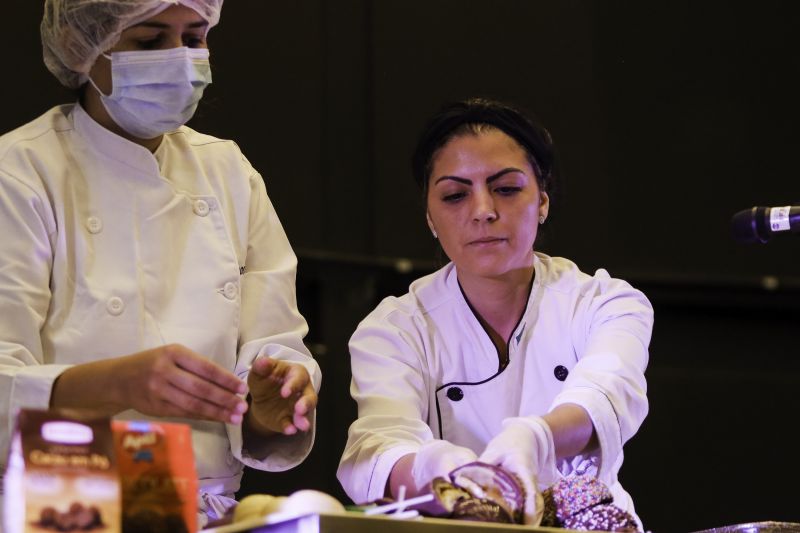 AULA SHOW /OVOS DE PÁSCOA/USIPAZ
Usipaz Cabanagem
profa. Luciana Ferreira (chef convidada); participantes da aula show <div class='credito_fotos'>Foto: David Alves / Ag.Pará   |   <a href='/midias/2022/originais/13074_4054aa79-9cc2-0303-7cf2-80e38eda4252.jpg' download><i class='fa-solid fa-download'></i> Download</a></div>