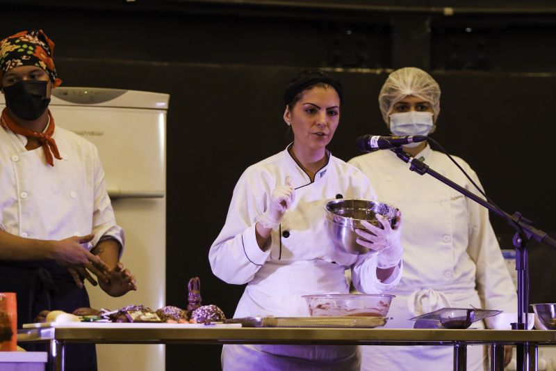 AULA SHOW /OVOS DE PÁSCOA/USIPAZ
Usipaz Cabanagem
profa. Luciana Ferreira (chef convidada); participantes da aula show <div class='credito_fotos'>Foto: David Alves / Ag.Pará   |   <a href='/midias/2022/originais/13074_446eecee-9a6d-e274-100a-b5615a6aec95.jpg' download><i class='fa-solid fa-download'></i> Download</a></div>