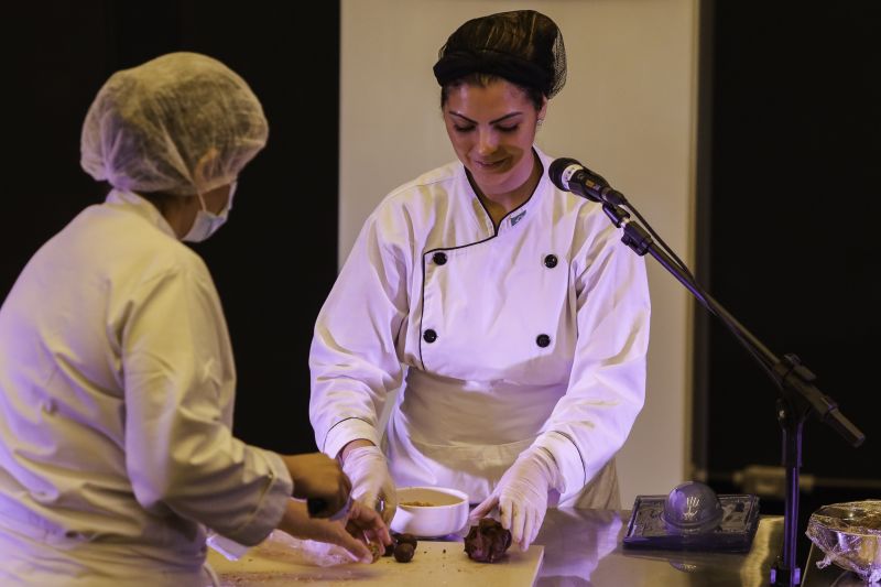 AULA SHOW /OVOS DE PÁSCOA/USIPAZ
Usipaz Cabanagem
profa. Luciana Ferreira (chef convidada); participantes da aula show <div class='credito_fotos'>Foto: David Alves / Ag.Pará   |   <a href='/midias/2022/originais/13074_50b490e5-a058-89d9-4b5d-b1b24fe2ae42.jpg' download><i class='fa-solid fa-download'></i> Download</a></div>