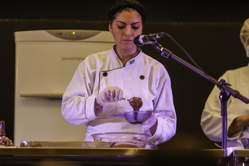 AULA SHOW /OVOS DE PÁSCOA/USIPAZ
Usipaz Cabanagem
profa. Luciana Ferreira (chef convidada); participantes da aula show <div class='credito_fotos'>Foto: David Alves / Ag.Pará   |   <a href='/midias/2022/originais/13074_51f7446a-23dc-4621-14b7-18331fafdde7.jpg' download><i class='fa-solid fa-download'></i> Download</a></div>