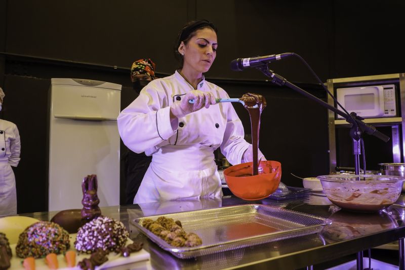 AULA SHOW /OVOS DE PÁSCOA/USIPAZ
Usipaz Cabanagem
profa. Luciana Ferreira (chef convidada); participantes da aula show <div class='credito_fotos'>Foto: David Alves / Ag.Pará   |   <a href='/midias/2022/originais/13074_6bd9c706-de94-d600-57a4-eab027ca9cce.jpg' download><i class='fa-solid fa-download'></i> Download</a></div>