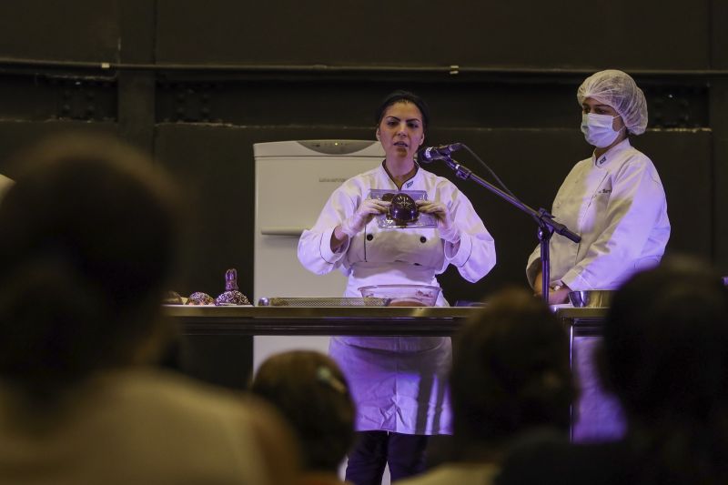 AULA SHOW /OVOS DE PÁSCOA/USIPAZ
Usipaz Cabanagem
profa. Luciana Ferreira (chef convidada); participantes da aula show <div class='credito_fotos'>Foto: David Alves / Ag.Pará   |   <a href='/midias/2022/originais/13074_8a9e295b-690b-446e-9a3a-6316fa41c3c0.jpg' download><i class='fa-solid fa-download'></i> Download</a></div>