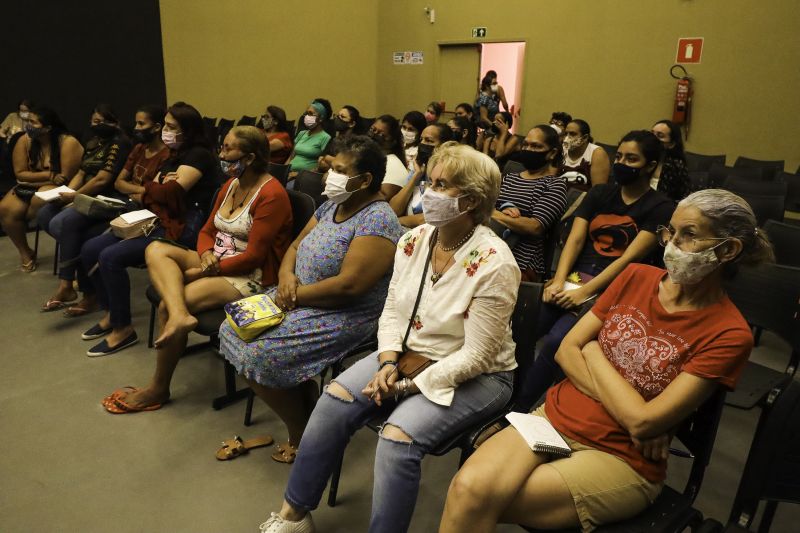 AULA SHOW /OVOS DE PÁSCOA/USIPAZ
Usipaz Cabanagem
profa. Luciana Ferreira (chef convidada); participantes da aula show <div class='credito_fotos'>Foto: David Alves / Ag.Pará   |   <a href='/midias/2022/originais/13074_944ead52-bf61-c74e-8f5a-5707d44c6fa1.jpg' download><i class='fa-solid fa-download'></i> Download</a></div>