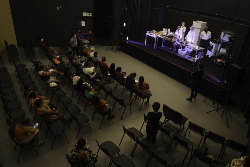 AULA SHOW /OVOS DE PÁSCOA/USIPAZ
Usipaz Cabanagem
profa. Luciana Ferreira (chef convidada); participantes da aula show <div class='credito_fotos'>Foto: David Alves / Ag.Pará   |   <a href='/midias/2022/originais/13074_a709ebe7-db80-5a65-8f75-5f8e43eec17e.jpg' download><i class='fa-solid fa-download'></i> Download</a></div>