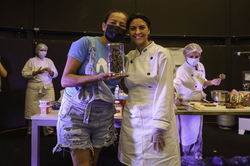 AULA SHOW /OVOS DE PÁSCOA/USIPAZ
Usipaz Cabanagem
profa. Luciana Ferreira (chef convidada); participantes da aula show <div class='credito_fotos'>Foto: David Alves / Ag.Pará   |   <a href='/midias/2022/originais/13074_b64ccc39-62b3-b8e7-4894-ed42f771c090.jpg' download><i class='fa-solid fa-download'></i> Download</a></div>