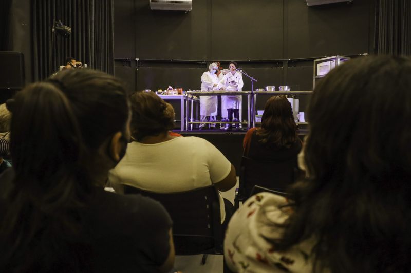 AULA SHOW /OVOS DE PÁSCOA/USIPAZ
Usipaz Cabanagem
profa. Luciana Ferreira (chef convidada); participantes da aula show <div class='credito_fotos'>Foto: David Alves / Ag.Pará   |   <a href='/midias/2022/originais/13074_bb9d8eb7-6842-7d7d-0d73-bac0d1bf2bbc.jpg' download><i class='fa-solid fa-download'></i> Download</a></div>