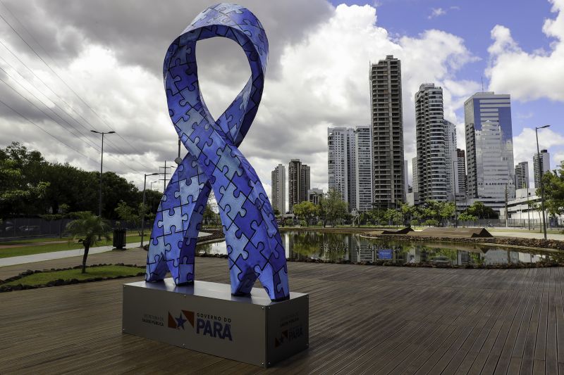 Dia 2 de abril é o Dia Mundial de Conscientização do Autismo e por isso há a campanha Abril Azul, voltada para a conscientização sobre o transtorno do espectro autista. Monumento no espaço Belém Porto Futuro <div class='credito_fotos'>Foto: David Alves / Ag.Pará   |   <a href='/midias/2022/originais/13075_17596ae0-4cf4-0914-0c63-be7fe8f0c64d.jpg' download><i class='fa-solid fa-download'></i> Download</a></div>