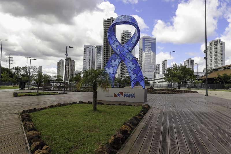 Dia 2 de abril é o Dia Mundial de Conscientização do Autismo e por isso há a campanha Abril Azul, voltada para a conscientização sobre o transtorno do espectro autista. Monumento no espaço Belém Porto Futuro <div class='credito_fotos'>Foto: David Alves / Ag.Pará   |   <a href='/midias/2022/originais/13075_4c9fb3fd-4cfc-c27c-9d2d-d930375199be.jpg' download><i class='fa-solid fa-download'></i> Download</a></div>