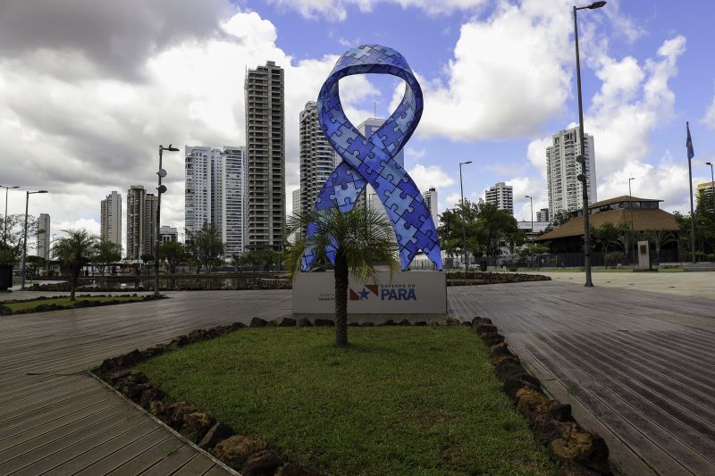 Dia 2 de abril é o Dia Mundial de Conscientização do Autismo e por isso há a campanha Abril Azul, voltada para a conscientização sobre o transtorno do espectro autista. Monumento no espaço Belém Porto Futuro <div class='credito_fotos'>Foto: David Alves / Ag.Pará   |   <a href='/midias/2022/originais/13075_a238ff87-855f-7fed-8154-72bef647d3bb.jpg' download><i class='fa-solid fa-download'></i> Download</a></div>