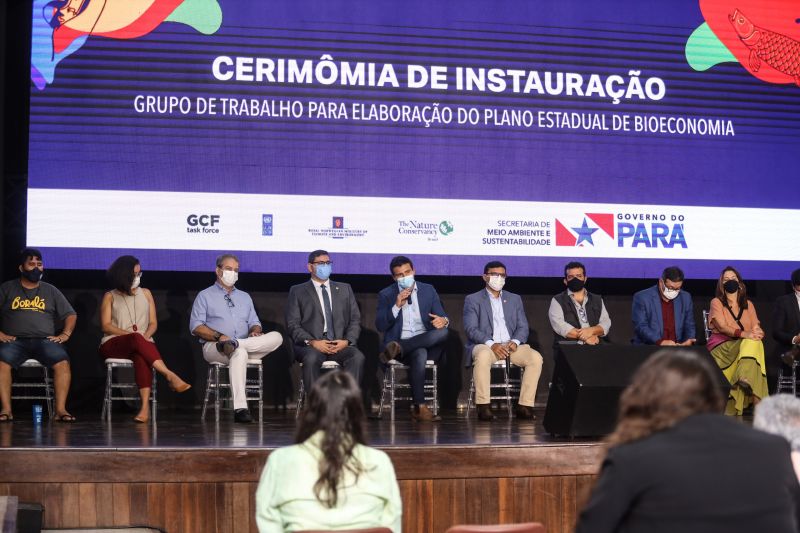 Cerimônia de instauração do grupo de trabalho para elaboração do Plano Estadual de Bioeconomia - Rodrigo Pinheiro AgPará <div class='credito_fotos'>Foto: Rodrigo Pinheiro / Ag.Pará   |   <a href='/midias/2022/originais/14087_448206d1-5e6a-bf5b-6aae-5b88954d3b08.jpg' download><i class='fa-solid fa-download'></i> Download</a></div>