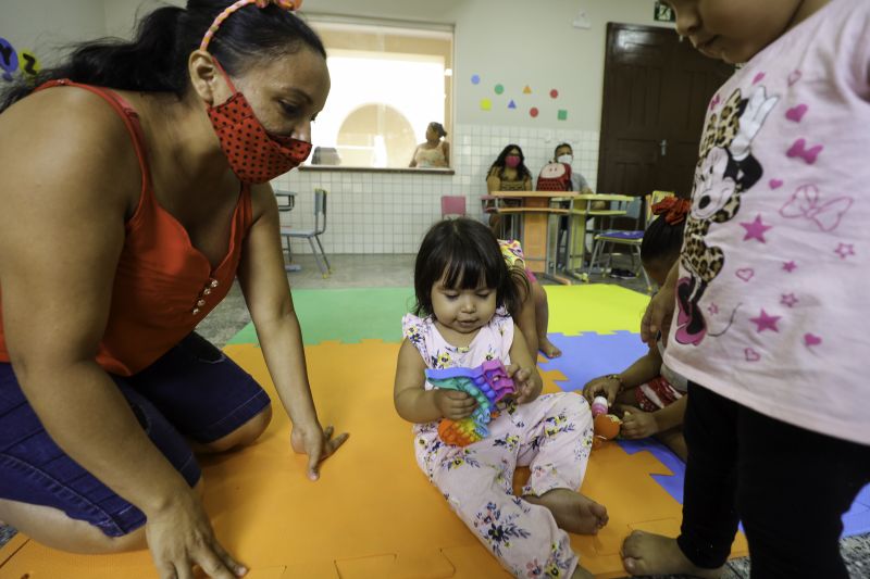 Pré-matrícula para a Creche Prof. Orlando Bitar, o espaço de aprendizagem entregue pelo Governo do Estado amplia o número de vagas na educação infantil
Nelma Rodrigues- estudante universitária - Hadassa, 2 anos <div class='credito_fotos'>Foto: David Alves / Ag.Pará   |   <a href='/midias/2022/originais/14125_73c23485-e8e5-21ae-0eb5-b41d79b1a663.jpg' download><i class='fa-solid fa-download'></i> Download</a></div>