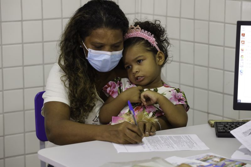 Pré-matrícula para a Creche Prof. Orlando Bitar, o espaço de aprendizagem entregue pelo Governo do Estado amplia o número de vagas na educação infantil
Diarista Claudiane Silva - Maria Vitória, 2 anos e 6 meses <div class='credito_fotos'>Foto: David Alves / Ag.Pará   |   <a href='/midias/2022/originais/14125_84af9b5d-8136-8a10-841d-fe577b301bbb.jpg' download><i class='fa-solid fa-download'></i> Download</a></div>