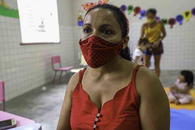 Pré-matrícula para a Creche Prof. Orlando Bitar, o espaço de aprendizagem entregue pelo Governo do Estado amplia o número de vagas na educação infantil
Nelma Rodrigues- estudante universitária  <div class='credito_fotos'>Foto: David Alves / Ag.Pará   |   <a href='/midias/2022/originais/14125_d3061c93-6654-ad0d-89ed-7c633a31f93a.jpg' download><i class='fa-solid fa-download'></i> Download</a></div>