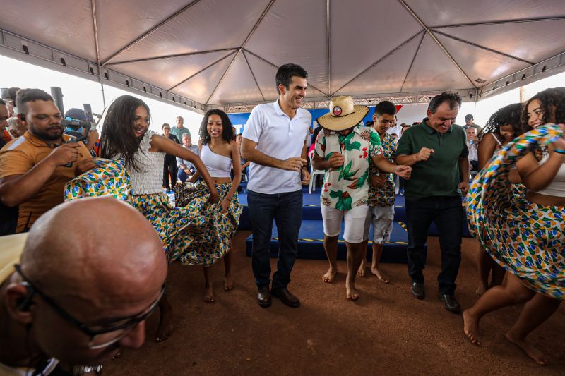 Governador entrega Cesta básica e Benefício Recomeçar-Cidade de Dom Eliseu 
FOTOS: ALEX RIBEIRO/AGPARÁ <div class='credito_fotos'>Foto: Alex Ribeiro / Ag. Pará   |   <a href='/midias/2022/originais/14203_387236b0-c734-45ae-f213-cae22f71c38b.jpg' download><i class='fa-solid fa-download'></i> Download</a></div>