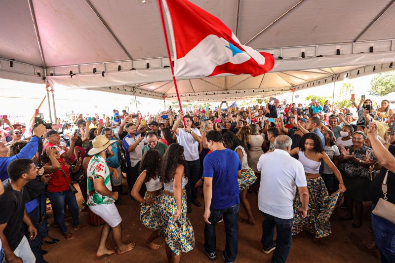 Governador entrega Cesta básica e Benefício Recomeçar-Cidade de Dom Eliseu 
FOTOS: ALEX RIBEIRO/AGPARÁ <div class='credito_fotos'>Foto: Alex Ribeiro / Ag. Pará   |   <a href='/midias/2022/originais/14203_5f963b59-3c9e-42e7-8347-e3b9d6ca1036.jpg' download><i class='fa-solid fa-download'></i> Download</a></div>