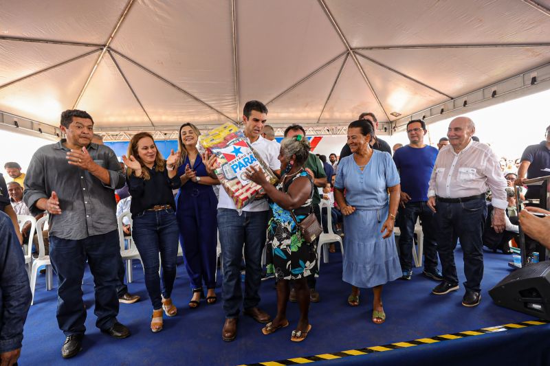 Governador entrega Cesta básica e Benefício Recomeçar-Cidade de Dom Eliseu 
FOTOS: ALEX RIBEIRO/AGPARÁ <div class='credito_fotos'>Foto: Alex Ribeiro / Ag. Pará   |   <a href='/midias/2022/originais/14203_7de3e0f6-347e-ed46-13f1-30275e94123a.jpg' download><i class='fa-solid fa-download'></i> Download</a></div>