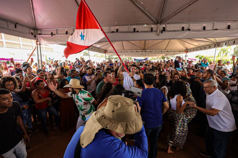 Governador entrega Cesta básica e Benefício Recomeçar-Cidade de Dom Eliseu 
FOTOS: ALEX RIBEIRO/AGPARÁ <div class='credito_fotos'>Foto: Alex Ribeiro / Ag. Pará   |   <a href='/midias/2022/originais/14203_a66da860-7af1-cb61-0a21-cde5bccc9296.jpg' download><i class='fa-solid fa-download'></i> Download</a></div>