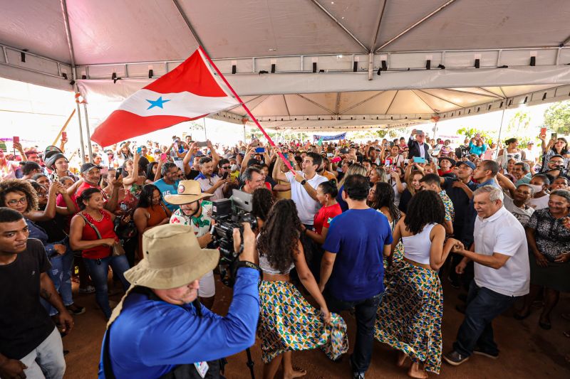 Governador entrega Cesta básica e Benefício Recomeçar-Cidade de Dom Eliseu 
FOTOS: ALEX RIBEIRO/AGPARÁ <div class='credito_fotos'>Foto: Alex Ribeiro / Ag. Pará   |   <a href='/midias/2022/originais/14203_f789608f-e348-ad10-6e23-8bf8dac00c08.jpg' download><i class='fa-solid fa-download'></i> Download</a></div>