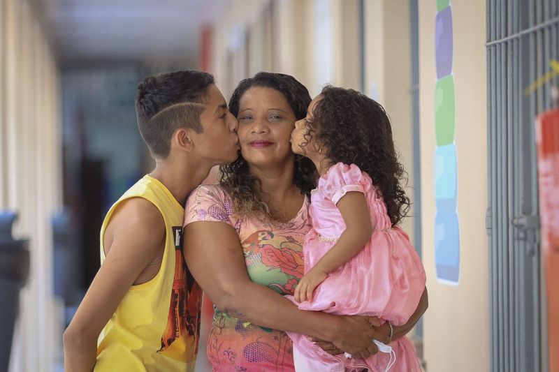 Claudia Silva e seus filhos Maria vitória e Rafael Silva