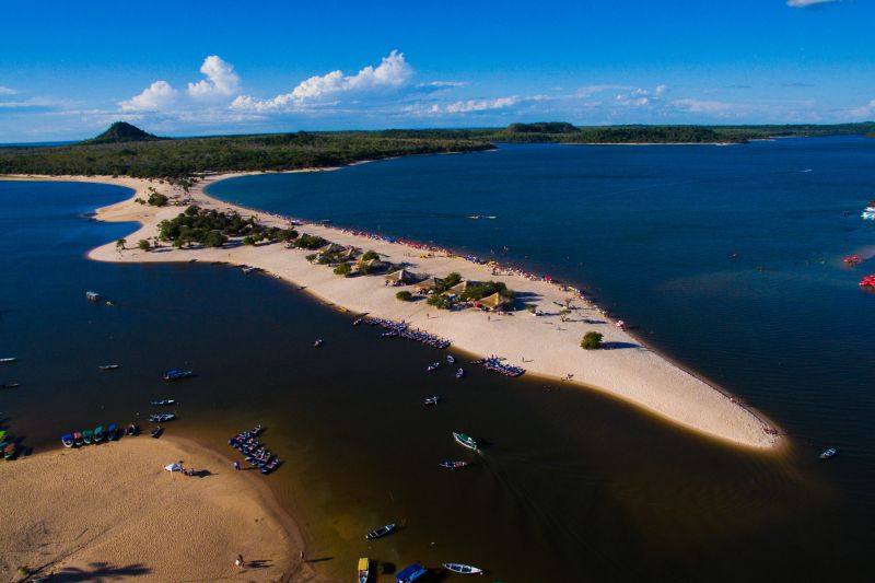 A paradisíaca praia de Alter do Chão, em meio ao Rio Tapajós, em Santarém