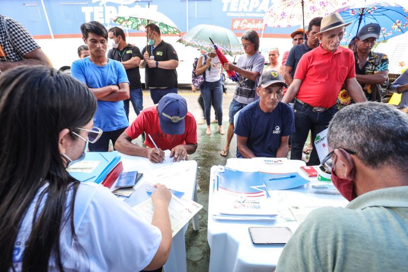 Agenda em Bragança, títulos de terra, viatura pro mulher, ambulância, ação saúde TerPaz - foto Bruno Cecim - Ag.Pará <div class='credito_fotos'>Foto: Bruno Cecim / Ag.Pará   |   <a href='/midias/2022/originais/14352_d4c4d132-ee02-5923-2b02-3a31545f0fba.jpg' download><i class='fa-solid fa-download'></i> Download</a></div>